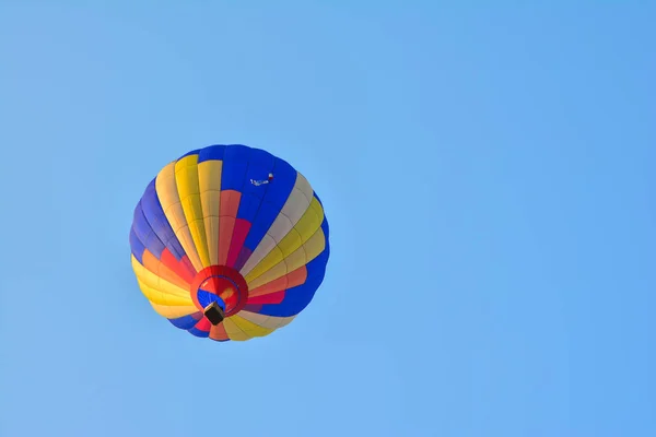 Balões Coloridos Quente Voo Sobre Céu Azul — Fotografia de Stock