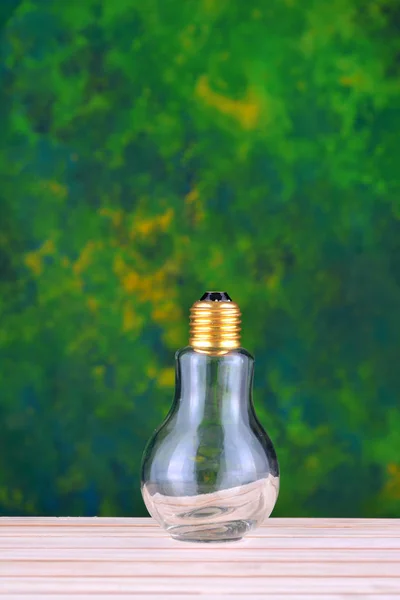 Лампочка Зеленом Фоне — стоковое фото