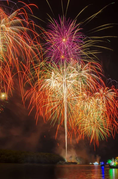 Buntes Feuerwerk Feuerwerkskörper Sind Eine Klasse Von Pyrotechnischen Sprengkörpern Die — Stockfoto