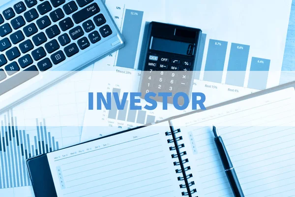 Notizbuch und Laptop. Investorenkonzept — Stockfoto