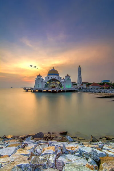 말라카 모스크 Masjid Selat Melaka 말레이시아 말라카 근처에 사람이 모스크이다 — 스톡 사진