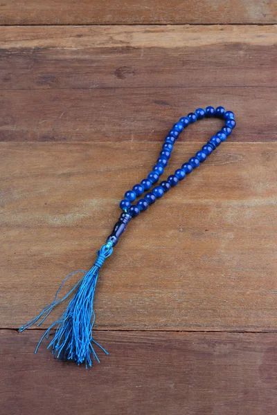 Close Van Blauwe Tasbih Met Vervaging Bokeh Houten Achtergrond Blauwe — Stockfoto