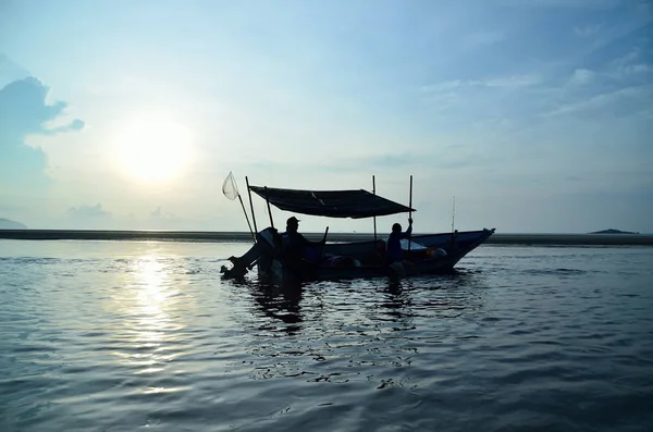 日の出の漁船 — ストック写真