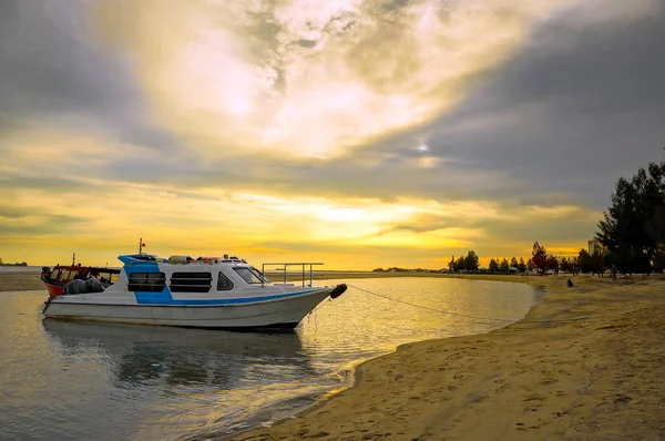 Velocidad Lancha Cerca Playa Durante Atardecer — Foto de Stock