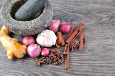 Harç, ahşap arka plan üzerinde Yıldız anason, tarçın, zencefil