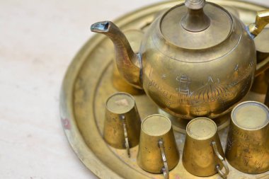 Arka planda geleneksel antika brassware, yakın