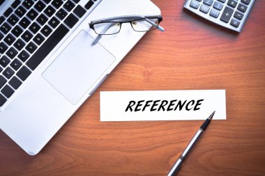 Gözlüklü dizüstü bilgisayar, kalem ve metin Referans lı hesap makinesi