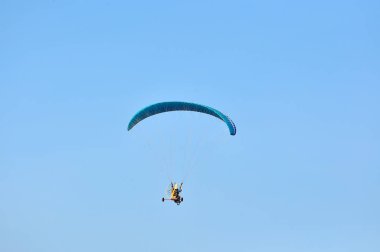 Gökyüzünde yamaç paraşütü