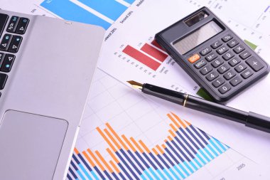 Grafikler, tablolar, iş masası. İş adamlarının işyeri.