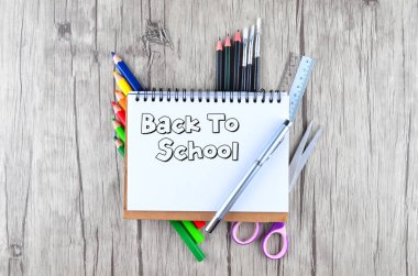 Beyaz arka planda ofis ve öğrenci kıyafetleri fotoğrafı - okula dönüş konsepti