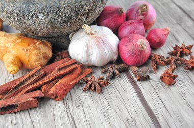 Harç, ahşap arka plan üzerinde Yıldız anason, tarçın, zencefil