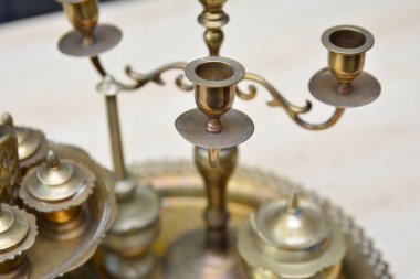 Arka planda geleneksel antika brassware, yakın