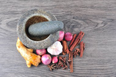 Harç, ahşap arka plan üzerinde Yıldız anason, tarçın, zencefil