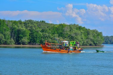 Kuantan, Malezya - 5 Eylül : 5 Eylül 2016 tarihinde limana dönen eski, paslı balıkçı teknesi. Kuantan, Malezya' nın Pahang şehrinin ana şehridir.