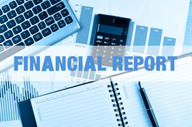 Defter ile hesap makinesi, klavye ve kalem masada