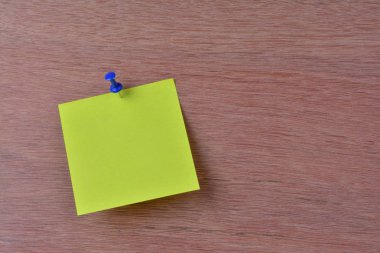 ahşap bir duvarına bitişik tek boş not kağıdı
