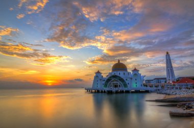 Güzel gün batımı Malacca Straits Camii, Malezya. Doğa kompozisyon.