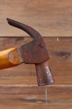 bir ahşap tahta vurmak çekiç çivi