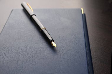 Defter ile dolma kalem ahşap tablo