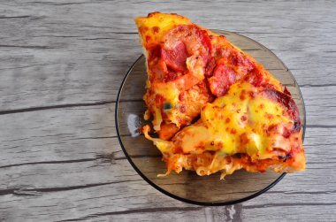 Peynirli pizza ahşap arka plan üzerinde