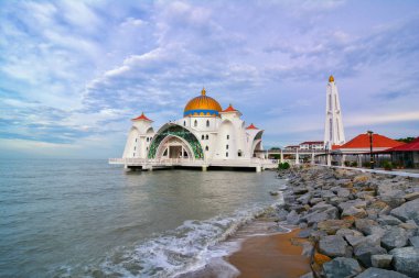 Sabah görünümü Malacca Straits Camii (Mescid Selat Melaka), insan yapımı Malacca adada Malacca kasaba, Malezya yakınında bulunan bir cami olduğunu