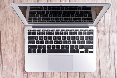 Ahşap masa üstünde laptop