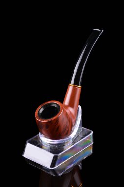 Siyah arka plan üzerine izole boru