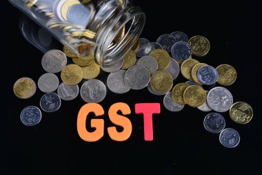 kelime Gst ile bir para kavanozundan dökülen paralar