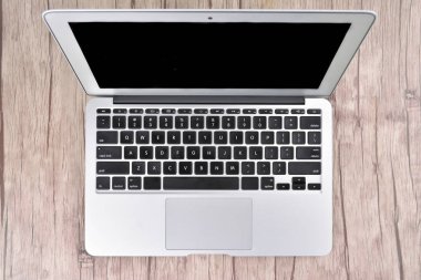 Ahşap masa üstünde laptop