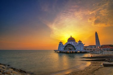 Malacca Boğazı Camii (Mescid Selat Melaka), Malezya 'nın Malezya kenti yakınlarındaki insan yapımı Malacca Adası' nda bulunan bir camidir.