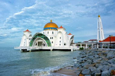 Sabah görünümü Malacca Straits Camii (Mescid Selat Melaka), insan yapımı Malacca adada Malacca kasaba, Malezya yakınında bulunan bir cami olduğunu