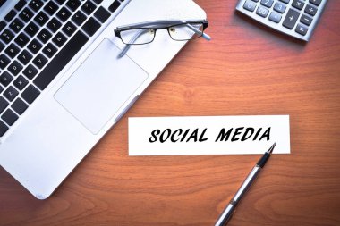 Gözlüklü dizüstü bilgisayar, kalem ve metin li hesap makinesi Sosyal Medya