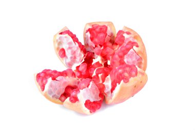 beyaz arkaplanda olgun nar