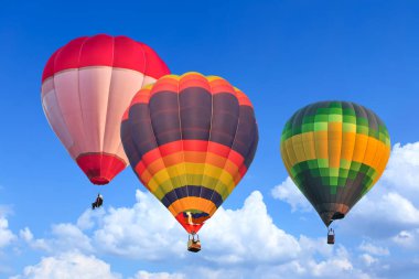 Mavi gökyüzü üzerinde uçuşta renkli sıcak hava balonları