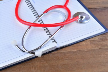 Arka planda dizüstü bilgisayarda Stetoskop, yakın