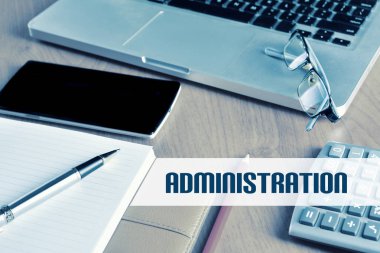 Defter ile hesap makinesi, klavye ve kalem masada