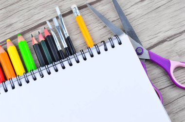 Beyaz arka planda ofis ve öğrenci kıyafetleri fotoğrafı - okula dönüş konsepti