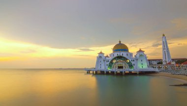 Panoramik manzaralı muhteşem gün batımı sırasında kayan genel Camii