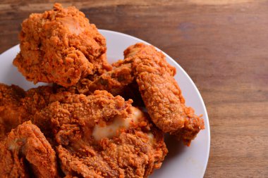 bir ahşap masa arka plan ayarlamak beyaz bir tabak kızarmış tavuk