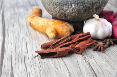 Harç, ahşap arka plan üzerinde Yıldız anason, tarçın, zencefil