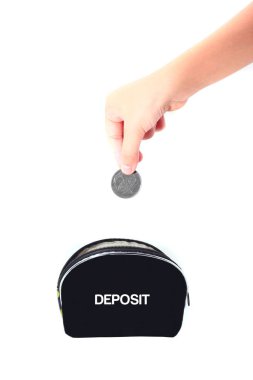 Çocuk elleriyle finansal eğitim kavramı sikke koyarak isola