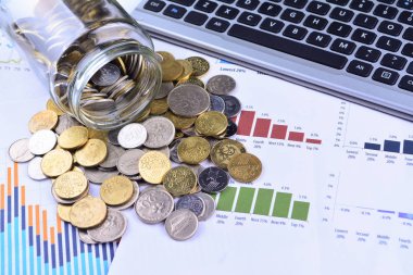 İş stok çizelgelerinde kavanozdan dökülen madeni paralar - Busines