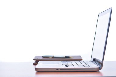 Eski ahşap masa üzerinde izole beyaz ekran ile açık dizüstü