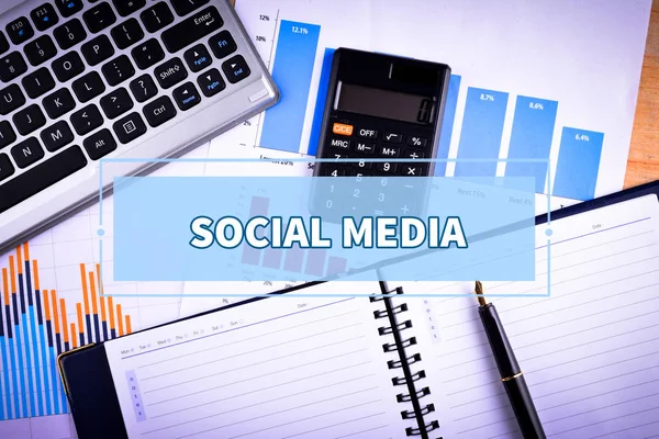 Caderno e Laptop com texto MEDIA SOCIAL — Fotografia de Stock