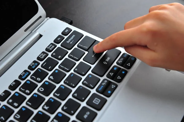 Kvinna Hand Röra Laptop Dator Tangentbord Fokus Tangentbordet — Stockfoto