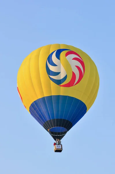 2016 日プトラジャヤ マレーシアのプトラジャヤ国際 熱い空気バルーン フィエスタで青い空に浮かぶ熱気球プトラジャヤ マレーシア 2016 — ストック写真