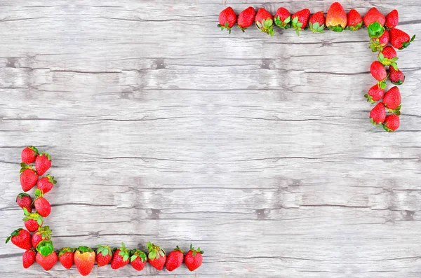 Căpșuni pe fundal din lemn — Fotografie, imagine de stoc