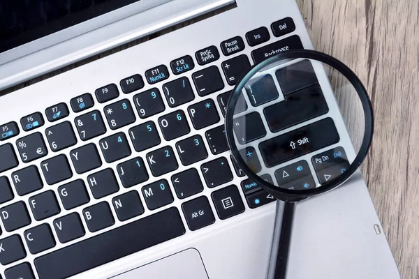 Büyüteçli dizüstü bilgisayar, arama kavramı