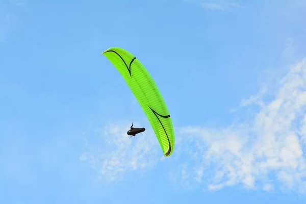Gökyüzünde Yamaç Paraşütü — Stok fotoğraf