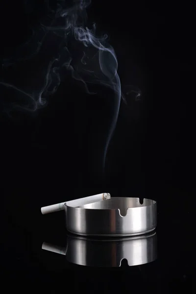 Rauch Steigt Aus Einer Zigarette Aschenbecher Auf — Stockfoto